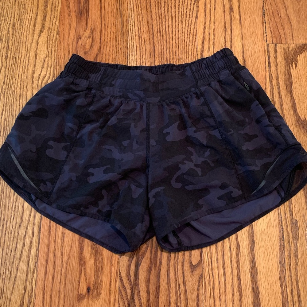 LULULEMON HOTTY HOT SHORTS BLACK CAMO 4” SIZE 6
